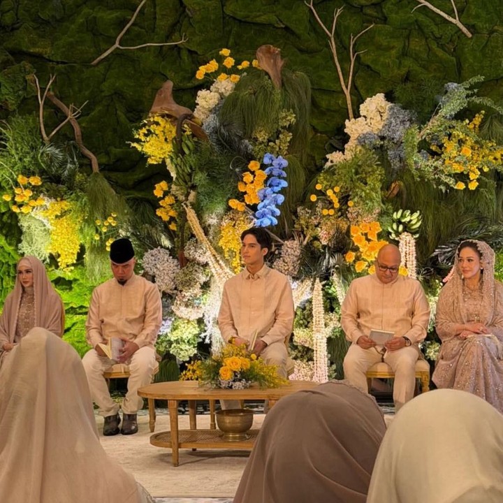 <p>Menjelang hari bahagianya, El menggelar pengajian pada Jumat, 24 April 2026. Acara tersebut turut dihadiri oleh keluarga besar El, termasuk sang Ayah Ahmad Dhani dan ibundanya, Maia Estianty. Momen haru ini pun terlihat dari beberapa unggahan dari sahabat El Rumi. (Foto: Instagram @harrisvriza)</p>