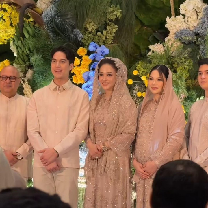 <p>El Rumi dikabarkan akan menggelar akad nikah dengan pujaan hatinya, Syifa Hadju, pada Minggu, 26 April 2026. Jelang pernikahan, keduanya tampak menjalani rangkaian prosesi adat, mulai dari pengajian hingga siraman yang digelar bersama keluarga masing-masing, Bunda. (Foto: Instagram @thariqhalilintar)</p>