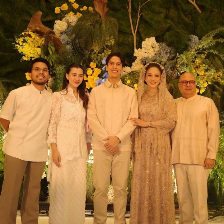 <p>Acara pengajian hingga siraman El turut dihadiri oleh sejumlah sahabat terdekatnya. Di antaranya, terlihat Aaliyah Massaid dan Thariq Halilintar. Dalam <em>postingan</em> di Instagram, Aaliyah mengabadikan momen bersama El, Maia Estianty, serta Irwan Mussry. Ia pun turut memberikan doa terbaik untuknya. <em>"Bismillah</em> di lancarkan semuanya sampai hari H!" ungkap Aaliyah lewat Instagram-nya. (Foto: Instagram @aaliyah.massaid)</p>