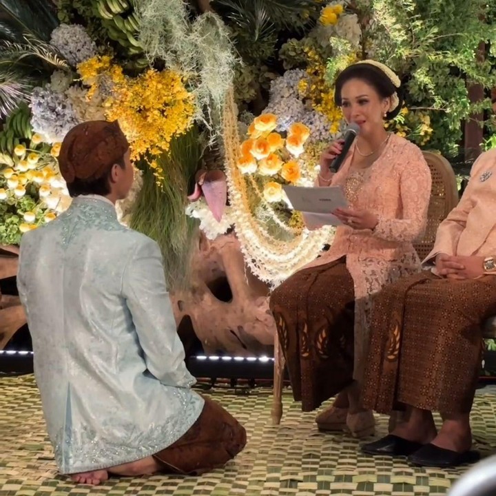 <p>Suasana haru terlihat saat Maia membacakan sepatah dua patah kata untuk putra tercintanya. Sambil menahan tangis, Maia mengenang kembali perjalanan hidupnya bersama El sejak kecil. "Di usiamu yang baru delapan tahun, kita harus berpisah. Berpisah untuk sementara waktu sayang. Di hari itu, Bunda belajar menjadi ibu yang tidak bisa memeluk kamu setiap hari sampai sekarang," tutur Maia, dikutip dari akun Instagram <em>@diandramarsha.</em> (Foto: Instagram @diandramarsha)</p>