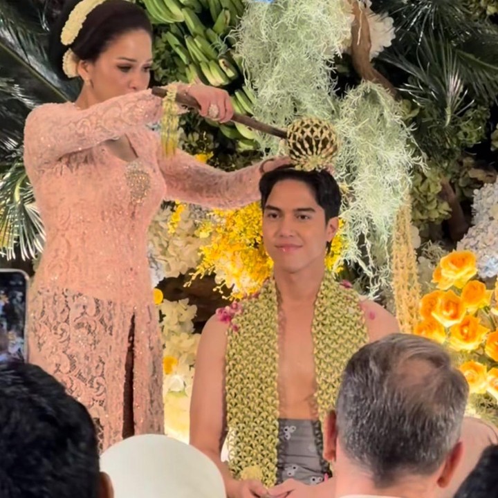 <p>Setelah itu, prosesi dilanjutkan dengan acara siraman yang berlangsung khidmat dan penuh haru, Bunda. Di momen ini, Maia terlihat memberikan siraman kepada El dengan penuh kasih sayang. (Foto: Instagram @angieprijanto)</p>