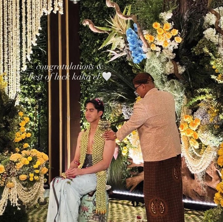 <p>Tidak hanya Maia, Irwan Mussry juga memberikan siraman kepada sang putra dalam prosesi tersebut. Sambil mengusap tubuhnya, Ayah sambung El Rumi ini terlihat begitu fokus saat menjalankan rangkaian siraman. Momen ini dibagikan langsung oleh sepupu El, Keysha. (Foto: Instagram @keyshacellofirman)</p>