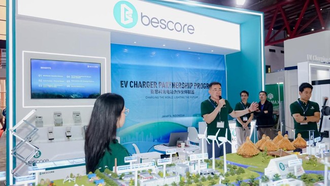 Bescore dukung transisi energi Indonesia dengan mengintegrasikan pembangkit surya, penyimpanan baterai, dan pengisian EV, untuk kemandirian energi hijau.