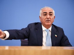 Eks Putra Mahkota Iran Reza Pahlavi Disiram Cairan Merah di Jerman