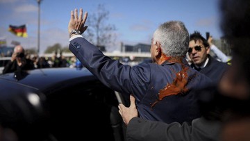 FOTO: Melawat di Berlin, Putra Raja Iran Malah Disiram Cairan Merah