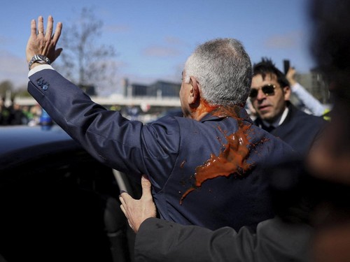 FOTO: Melawat di Berlin, Putra Raja Iran Malah Disiram Cairan Merah
