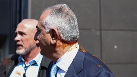 Anak Raja Iran Reza Pahlavi Disiram Cairan Merah di Berlin