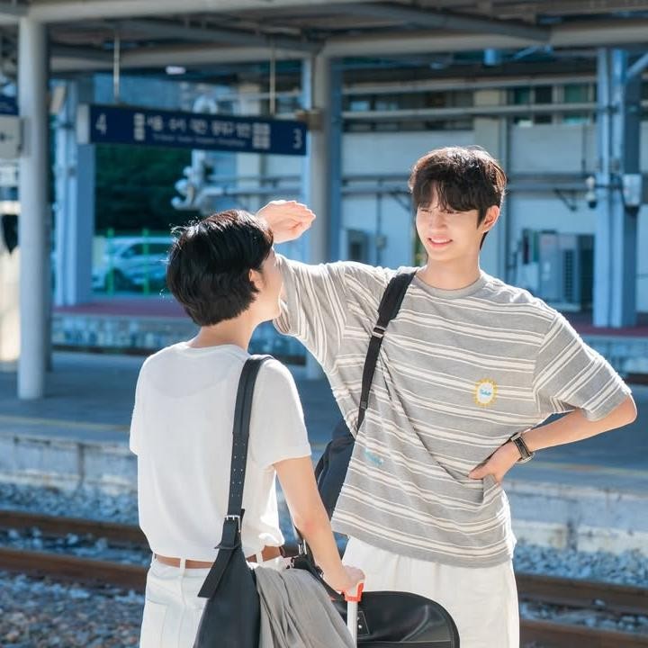 <p>Salah satu potretnya menampilkan bagaimana interaksi Kim Jae Won yang menggemaskan, seperti sedang melindungi Kim Go Eun dari sorotan sinar matahari. Keduanya terlihat saling melontarkan senyuman hangat, Bunda. (Foto: Instagram @ggonekim)</p>