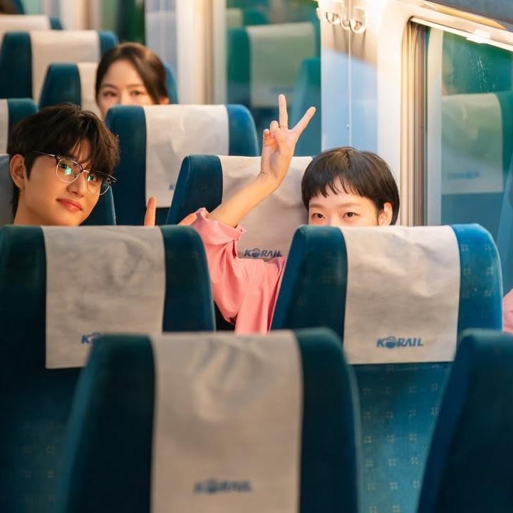 <p>Selain itu, potret di balik layar adegan yang sangat ikonik ini juga terlihat begitu manis, Bunda. Keduanya kompak menampilkan pose peace disertai senyuman yang begitu menawan dari Kim Jae Won. (Foto: Instagram @ggonekim)</p>