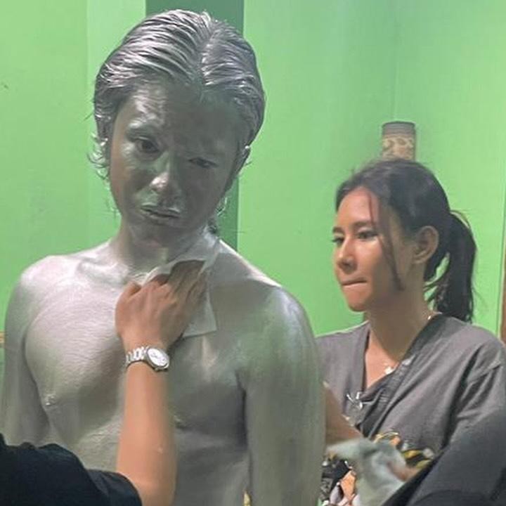 <p>Baru-baru ini, Shenina membagikan momen saat menemani suaminya lokasi syuting film <em>Para Perasuk</em>. Shenina tampak berpose di sebelah suaminya yang telah dirias dengan tampilan berbeda. Selama di lokasi syuting, Shenina tak hanya menyemangati sang suami yang sedang bekerja, ia juga terlihat sibuk membantu Angga saat dirias seperti manusia silver. (Foto: Instagram @sheninacinnamon)</p>