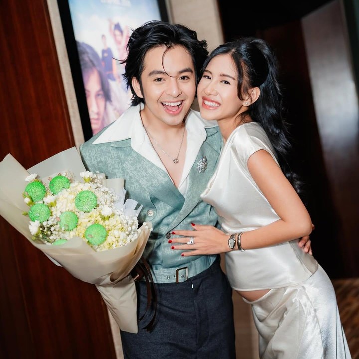 <p>Shenina juga memposting fotonya saat menemani sang suami di acara premier film <em>Para Perasuk</em>. Di acara ini, Shenina tampil cantik mengenakan gaun berwarna putih. Ia juga mulai memamerkan <em>baby bump</em> kehamilan pertamanya yang sudah cukup besar&nbsp;di acara publik. (Foto: Instagram @sheninacinnamon)</p>