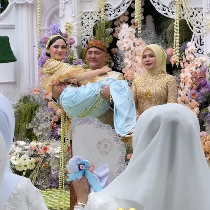 <p>Selesai siraman, ayah Syifa melakukan tradisi Jawa, yakni menggendong putrinya. Tradisi gendongan ini memiliki makna yang begitu dalam, yang berarti menjadi penanda bahwa tugas orang tua untuk merawat anaknya telah berakhir. Melalui prosesi ini, orang tua telah resmi mengizinkan anaknya untuk menempuh hidup baru dengan pasangan pilihannya. (Foto: Instagram @kesharatuliu0/@marginw)</p>