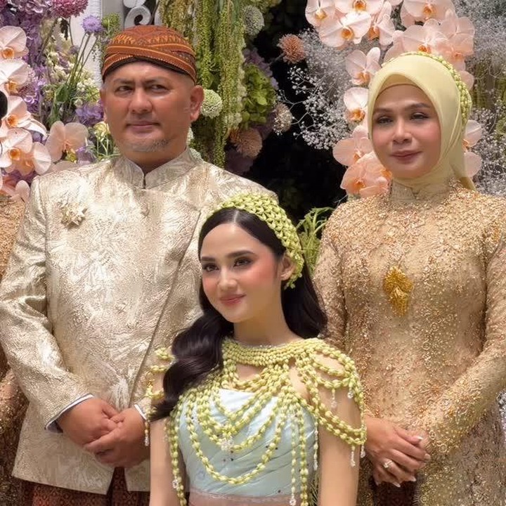 <p>Dalam acara siraman ini, Syifa disampingi oleh ibundanya Shendy Hadju dan sang ayah Andre Ariyantho. Orang tua Syifa juga kompak mengenakan pakaian bernuansa adat Jawa berwarna cokelat dan kuning keemasan. (Foto: Instagram @kesharatuliu0/@marginw)</p>