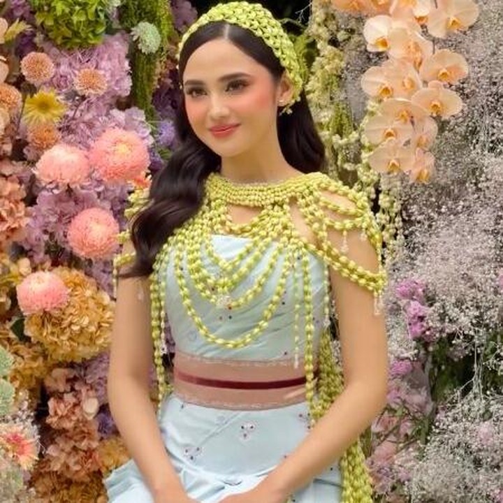 <p>Artis Margin Wieheerm menjadi salah satu tamu yang hadir di acara siraman dan pengajian Syifa yang berlangsung pada Jumat (24/4/26). Melalui unggahan di Instagram, Margin mem-<em>posting</em> rangkaian acara siraman Syifa. (Foto: Instagram @kesharatuliu0/@marginw)</p>