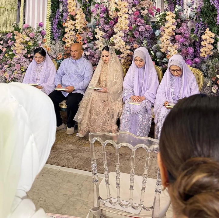 <p>Syifa juga menggelar acara pengajian yang dilangsungkan dengan penuh khidmat. Dalam acara pengajian ini, Syifa tampil anggun mengenakan dress bernuansa cream. Sementara itu, keluarga intinya terlihat memakai baju bernuansa warna ungu. (Foto: Instagram @kesharatuliu0/@marginw)</p>