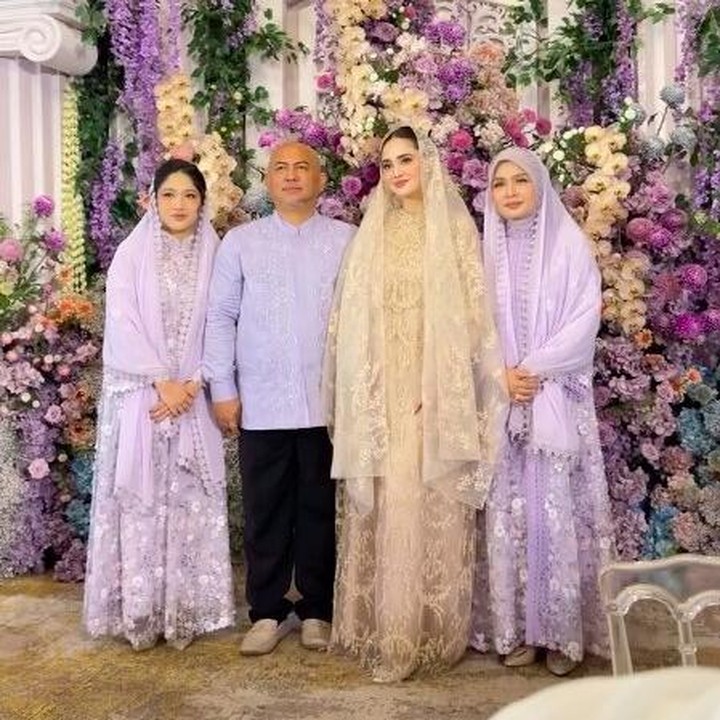 <p>Pasangan artis Syifa Hadju dan El Rumi dikabarkan akan menikah pada Minggu, 26 April 2026. Jelang hari bahagia, Syifa Hadju menggelar acara siraman dan pengajian yang bernuansa Jawa. Acara yang berlangsung tertutup ini dihadiri oleh keluarga dan teman-teman dekat Syifa, Bunda. (Foto: Instagram @kesharatuliu0/@marginw)</p>