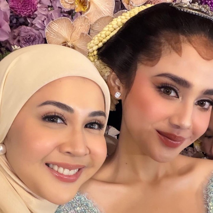 <p>Selain Margin Wieheerm, Kesha Ratuliu juga hadir di acara siraman dan pengajian Syifa. Bunda tiga anak ini membagikan fotonya bersama sang sahabat yang tampil cantik mengenakan kebaya hijau dengan riasan konde paes khas Jawa. "<em>Bismillah</em> sygkuu @syifahadju," tulis Kesha dalam postingan ini. (Foto: Instagram @kesharatuliu0)</p>