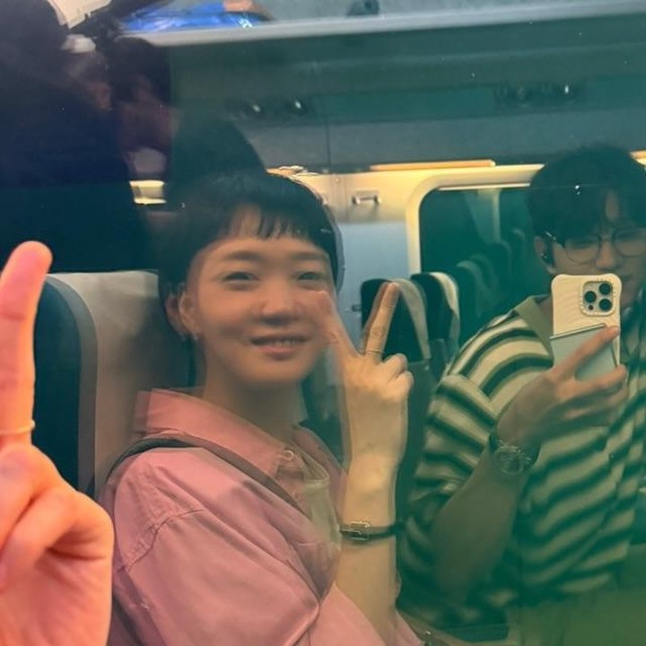<p>Tak berhenti sampai situ, keduanya pun sempat berfoto bersama ala ala &lsquo;mirror selfie&rsquo; di kaca. Kali ini, Kim Go Eun menampilkan senyum manisnya disertai dengan Kim Jae Won yang memegang hp dan mengarahkan kamera. (Foto: Instagram @ggonekim)</p>
