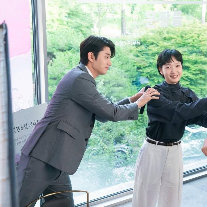 <p>Tak hanya di depan kamera, kedekatan Kim Go Eun dan Kim Jae Won di balik layar drama Korea Yumi&rsquo;s Cells 3 juga tidak kalah hangat, Bunda. Inilah rahasia di balik kuatnya chemistry mereka dalam drama Korea yang terdiri dari 8 episode ini. (Foto: Instagram @ggonekim)</p>
