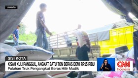 VIDEO: Kuli Panggul Beras Cipinang, Angkut Berton-Ton Demi Upah Minim