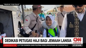 VIDEO: Dedikasi Petugas Haji Dampingi Jemaah Lansia di Tanah Suci