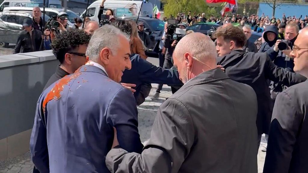 Detik-detik Anak Raja Iran Reza Pahlavi Disiram Cairan Merah di Berlin