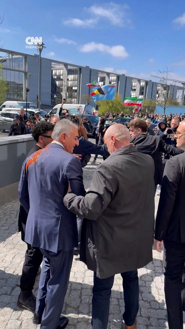 Detik-detik Anak Raja Iran Reza Pahlavi Disiram Cairan Merah di Berlin