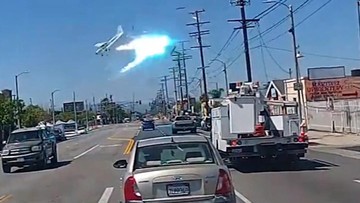 Detik-detik Pesawat Tabrak Tiang Listrik Tegangan Tinggi di AS