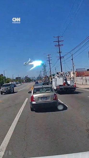 Detik-detik Pesawat Tabrak Tiang Listrik Tegangan Tinggi di AS