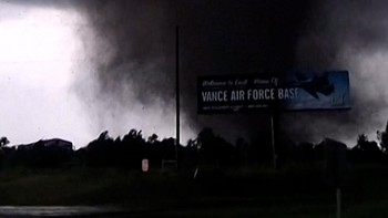 Detik-detik Tornado Hantam Pangkalan Angkatan Udara AS di Oklahoma