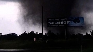 Detik-detik Tornado Hantam Pangkalan Angkatan Udara AS di Oklahoma