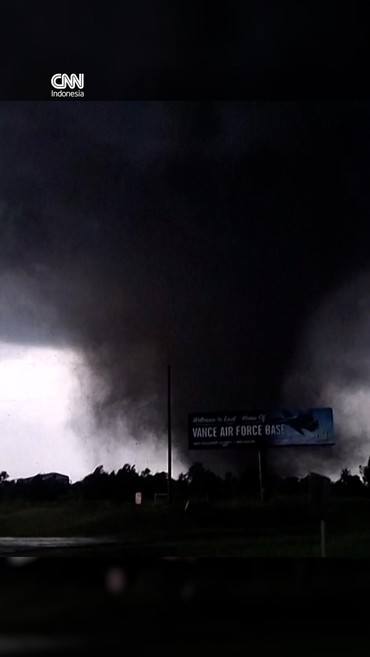 Detik-detik Tornado Hantam Pangkalan Angkatan Udara AS di Oklahoma