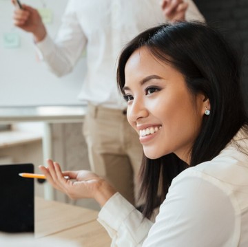 3 Bahasa Tubuh yang Membuat Orang Langsung Percaya Sama Kamu