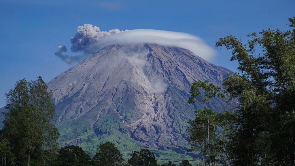 Gunung Semeru Erupsi Malam Ini, Masyarakat Diminta Waspada