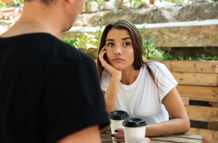 Memberi waktu untuk berpikir adalah bentuk self-respect yang penting. Kalimat ini membantu kamu menghindari keputusan impulsif dalam hubungan./ Foto: freepik.com/drobotdean