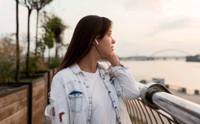 Gemini terlihat ekspresif, tapi sebenarnya pandai menyembunyikan perasaan. Mereka sering menampilkan sisi yang berbeda sesuai situasi./ Foto: freepik.com