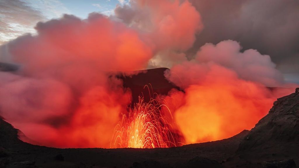 Pesona Gunung Yasur yang Bisa Meletus Beberapa Kali dalam 1 Jam