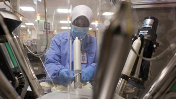 FOTO: Mengintip Pabrik Kondom yang Terancam Mahal karena Perang Iran