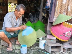 Kisah Kardi, Pelestari Caping Indramayu yang Tak Lekang Zaman