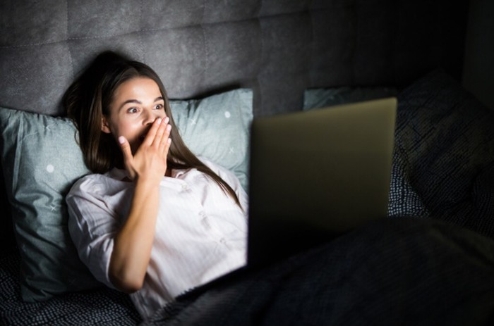 Kebiasaan tidur yang tidak teratur bisa memicu gangguan tidur. Lingkungan kamar juga berperan penting dalam kualitas istirahat./ Foto: freepik.com/diana.grytsku