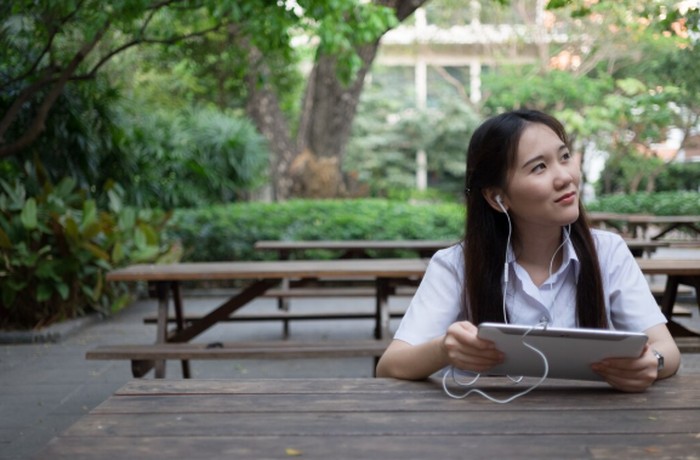 Libra sering terlihat santai, tapi sebenarnya menyimpan banyak perasaan. Mereka cenderung overthinking dan sulit terbuka sepenuhnya./ Foto: freepik.com/tulyawat01