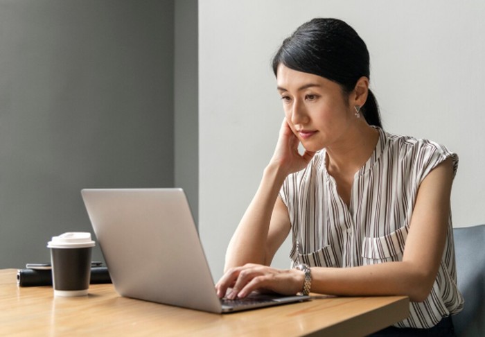 Setiap orang punya waktu produktif terbaik dalam sehari. Menggunakan ‘power hours’ secara optimal bisa meningkatkan fokus dan hasil kerja./ Foto: freepik.com/rawpixel.com