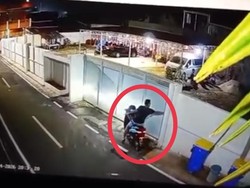 Pria Bawa Parang Mengumpat-Pukul Pagar Rumah Wali Kota Palopo Diduga Polisi