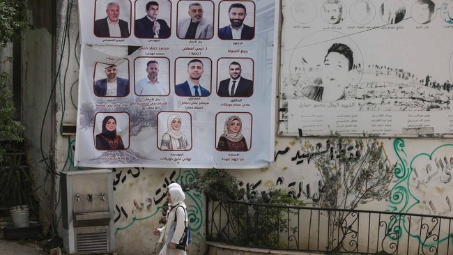 Warga Palestina di Tepi Barat dan wilayah Deir el-Balah di Gaza tengah memberikan suara dalam pemilihan munisipal atau pemilu lokal pada Sabtu (25/4).