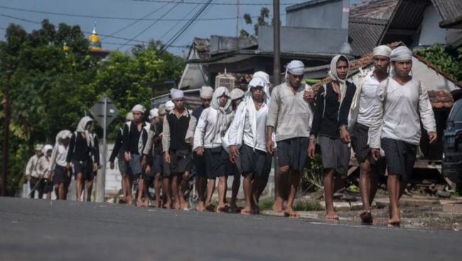 Ribuan warga Baduy menempuh ratusan kilometer demi Seba, ritual sakral yang menjaga harmoni alam dan hubungan dengan pemerintah.