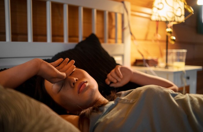 Tidur tidak berlangsung dalam satu fase panjang tanpa gangguan. Tubuh mengalami beberapa siklus tidur yang membuat kita bisa terbangun di malam hari./ Foto: freepik.com