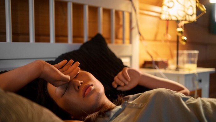 Tidur tidak berlangsung dalam satu fase panjang tanpa gangguan. Tubuh mengalami beberapa siklus tidur yang membuat kita bisa terbangun di malam hari./ Foto: freepik.com
