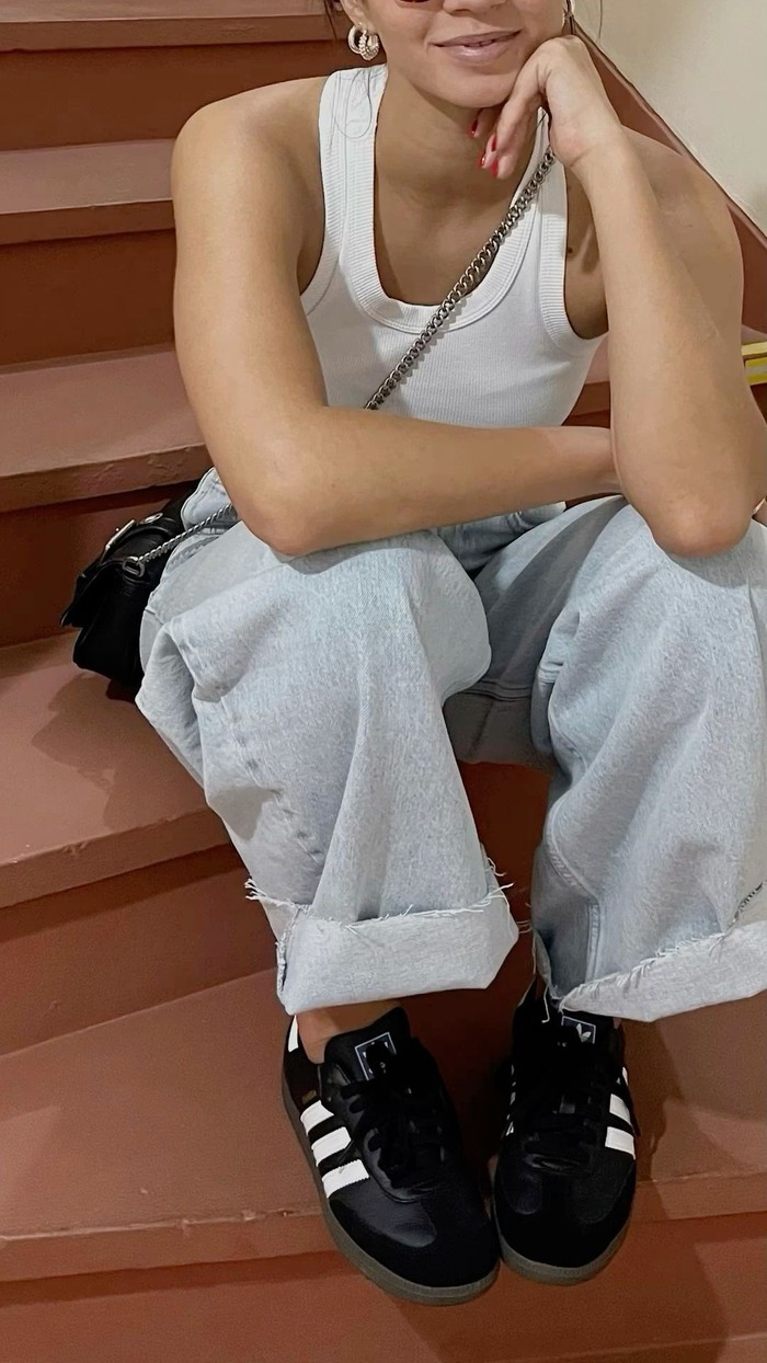 Skinny sneakers tetap jadi andalan karena siluetnya yang ramping dan versatile. Sepatu ini cocok untuk berbagai gaya, dari kasual hingga semi-formal./ Foto: pinterest.com