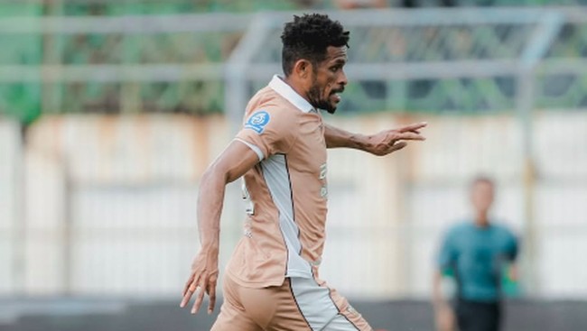 Ricky Kambuaya tampil sebagai pahlawan kemenangan Dewa United saat menundukkan Madura United dengan skor 2-1