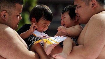 FOTO: Polah Lucu Bayi Jepang Bertanding Sumo, Menangis Kencang Juara